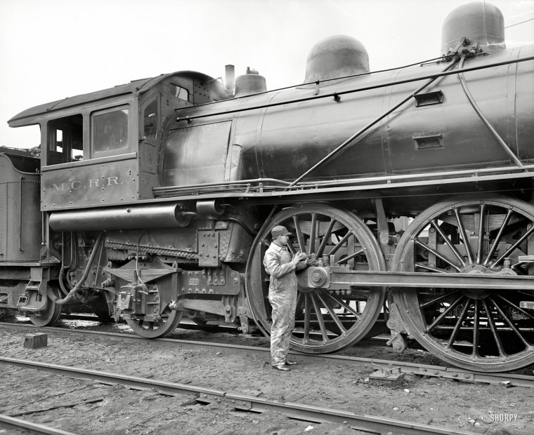 Michigan Central R.R. oiling up before a run. 1904