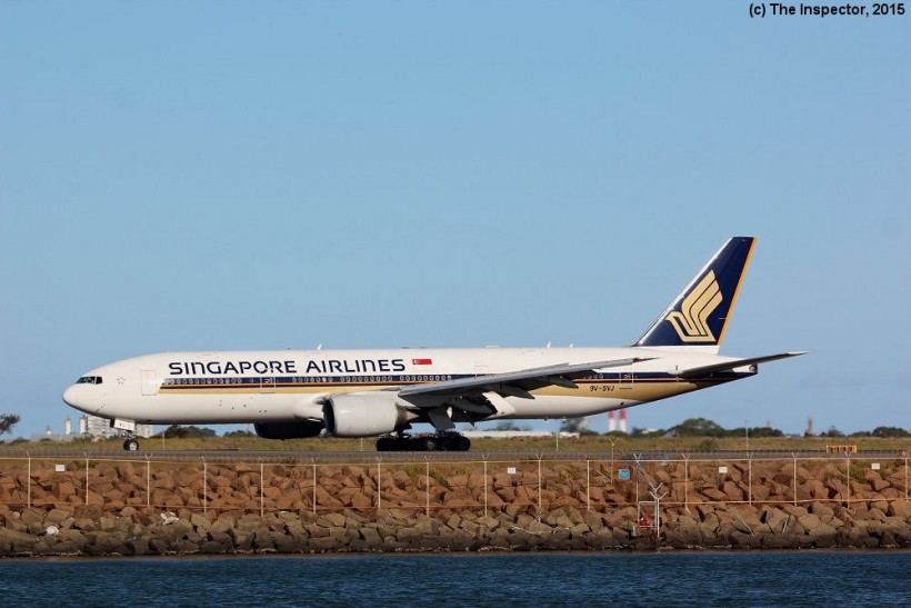 aSingaporeAirlines_9VSVJ_Boeing777_Mascot_(4_12_15).jpg