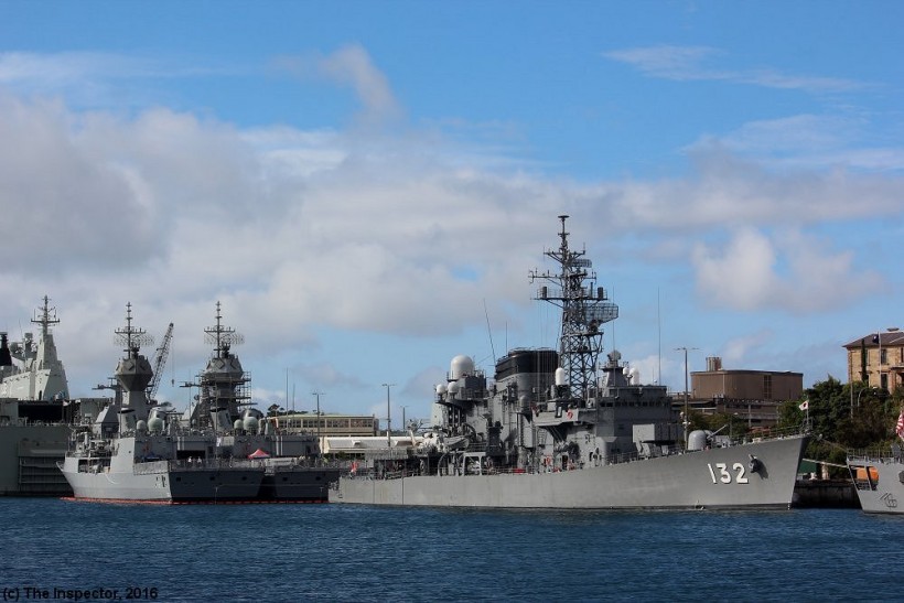 aJMSDF_Hatsuyuki_class_DD132_Asayuki_HMAS Ballarat_155_Warramunga_152_Woolloomooloo_(18_4_16)_A.jpg