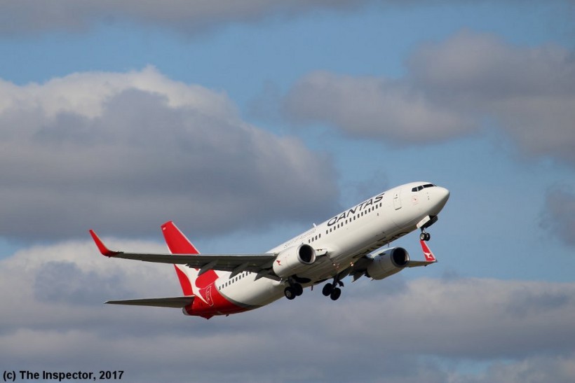 Qantas_VHVYG_Boeing737_AdelaideAirport_(19_9_17_B).jpg