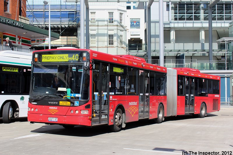 2227 ST 
Sydney Buses (2227) Volvo B12BLA Euro 5/Volgren “CR228L" in Metrobus livery at Chatswood 26/8/2012.


Keywords: inspectorphoto stabuses volvo_B12BLEA volgren_CR228L