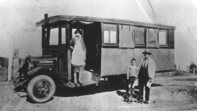 No 3 Bus - 1925 - Federal Knight, Body by Bert Staunton - Phillips Family - r.JPG